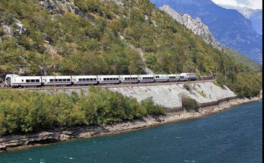 Dva voza Željeznica FBiH u zastoju, putnici zarobljeni više od tri sata